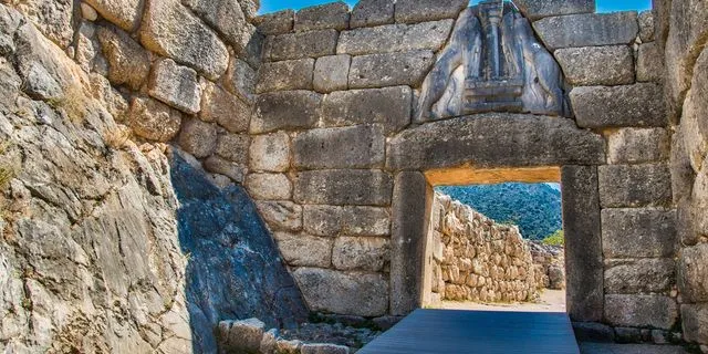 Η πύλη των Λιονταριών στον αρχαιολογικό χώρο των Μυκηνών