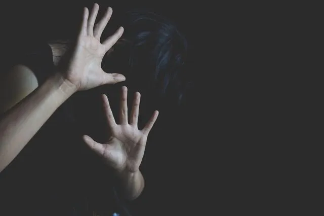 Βρετανία: Πρώην δημοτικός σύμβουλος παραδέχτηκε ότι νάρκωνε και βίαζε την γυναίκα του