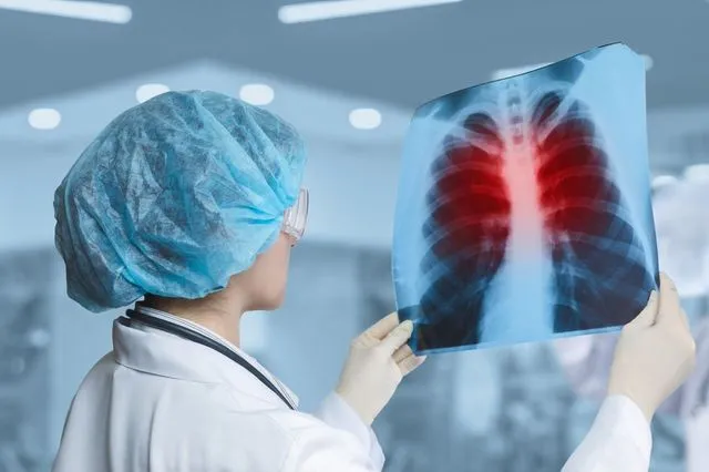 Γιατρός βλέπει τις ακτινογραφίες ασθενή