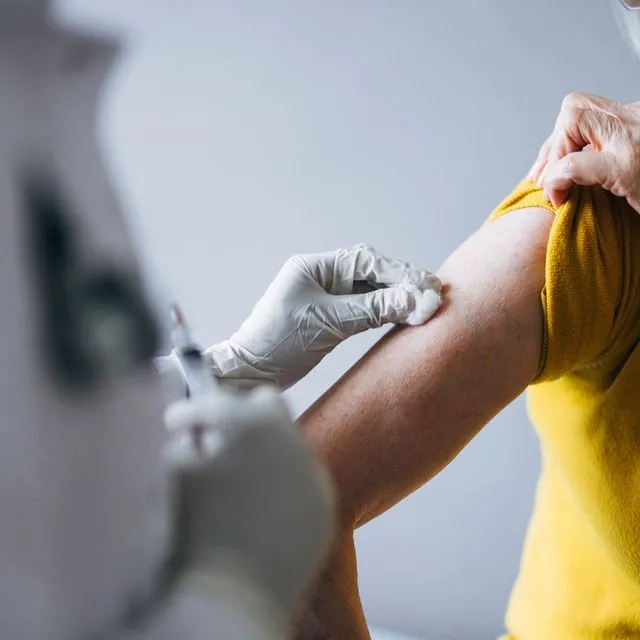 Γυναίκα κάνει το εμβόλιο της γρίπης