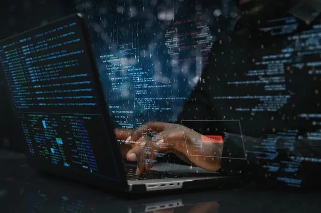 Διέρρευσαν εκατ. ονόματα και κωδικοί πρόσβασης – Η “λίστα επιθυμιών” των κυβερνοεγκληματιών
