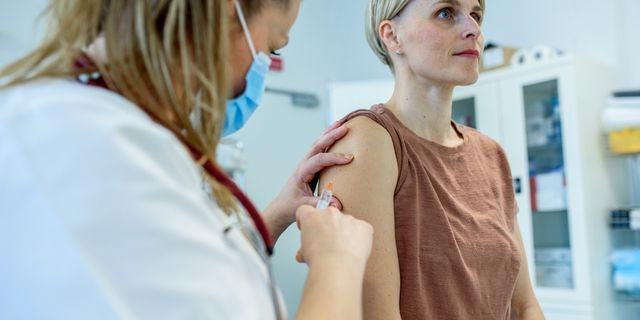 Γυναίκα κάνει εμβόλιο