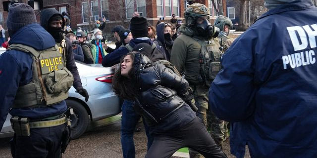 Μινεάπολη: Μειώνουν τους πράκτορες της ICE, συνεχίζονται οι επιχειρήσεις