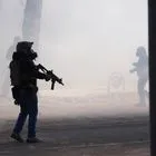 Πράκτορας της ICE με όπλο