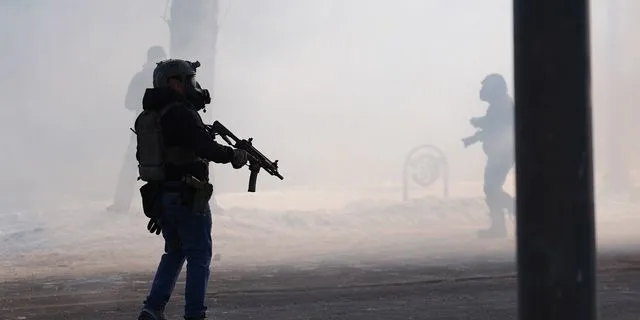 Πράκτορας της ICE με όπλο