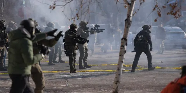 Πράκτορες της ICE σημαδεύουν πλήθος με όπλα