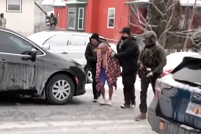 Πράκτορες της ICE εισέβαλαν σε σπίτι και έσυραν έναν άνδρα σχεδόν γυμνό στο χιόνι