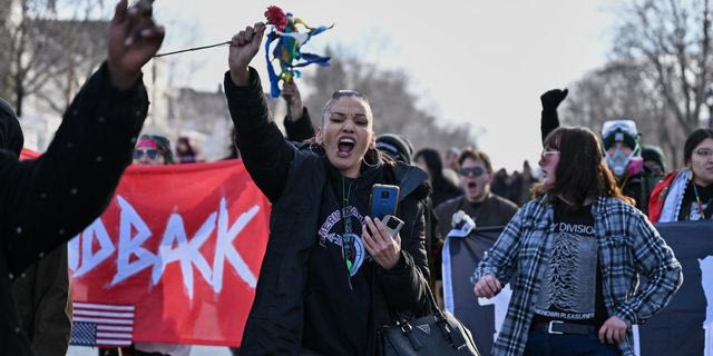 Ξεχειλίζει η οργή για την εν ψυχρώ δολοφονία της Ρενέ Γκουντ – Διαδηλώσεις σε δεκάδες πόλεις