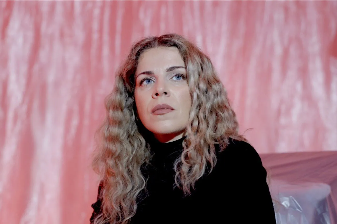 “Στο Τέλος”: Η Βιολέτα Ίκαρη τραγουδάει για τους έρωτες που ολοκλήρωσαν το ταξίδι τους