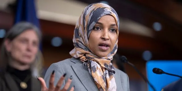 Μινεάπολη: Επίθεση σε βουλεύτρια των Δημοκρατικών ενώ μιλούσε κατά της ICE