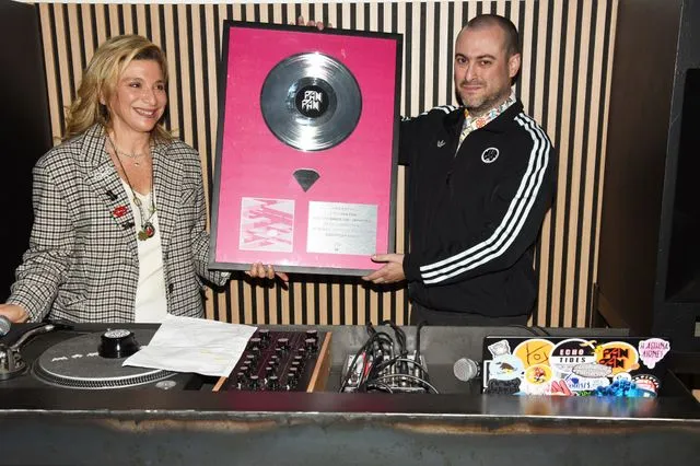 Η «Ανισόπεδη Ντίσκο» έγινε διαμαντένια – Η Απονομή του Pan Pan & το ολοκαίνουργιο άλμπουμ του