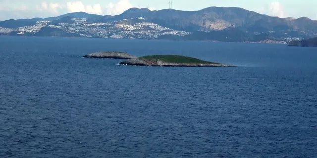 “Ναυμαχία” ΝΔ – ΠΑΣΟΚ με φόντο τα Ίμια