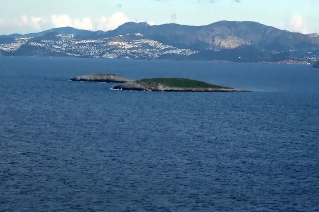 “Ναυμαχία” ΝΔ – ΠΑΣΟΚ με φόντο τα Ίμια