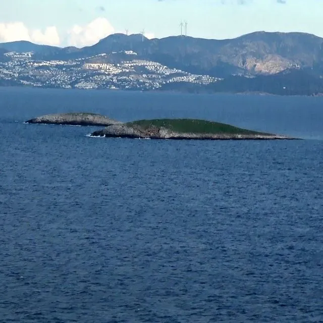 “Ναυμαχία” ΝΔ – ΠΑΣΟΚ με φόντο τα Ίμια