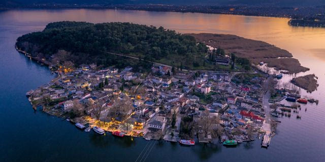 Αεροφωτογραφία της πόλης των Ιωαννίνων στην Ελλάδα, του Ασλάν Πασά Τζάμι, της λίμνης με το νησί της Κυρά Φροσίνης.