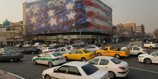 Billboard στο Ιράν δείχνει ένα κατεστραμμένο αμερικανικό αεροσκάφος