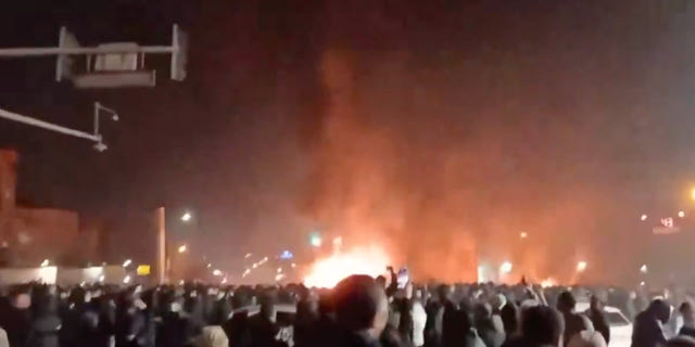 Νύχτα ταραχών στo Ιράν: Μεγάλες αντικυβερνητικές διαδηλώσεις, νεκροί και καμένα κτίρια