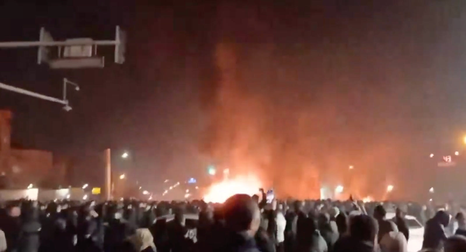 Νύχτα ταραχών στo Ιράν: Μεγάλες αντικυβερνητικές διαδηλώσεις, νεκροί και καμένα κτίρια