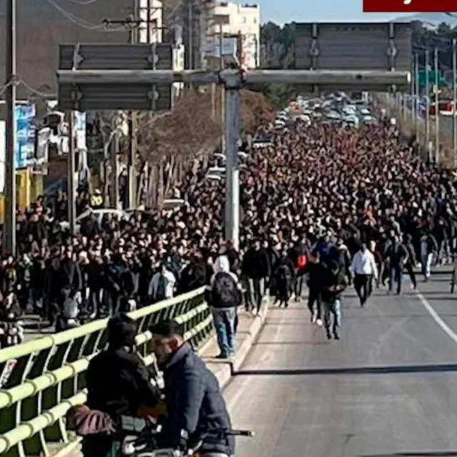 Ιράν: Χιλιάδες στους δρόμους παρά τη σκληρή καταστολή 