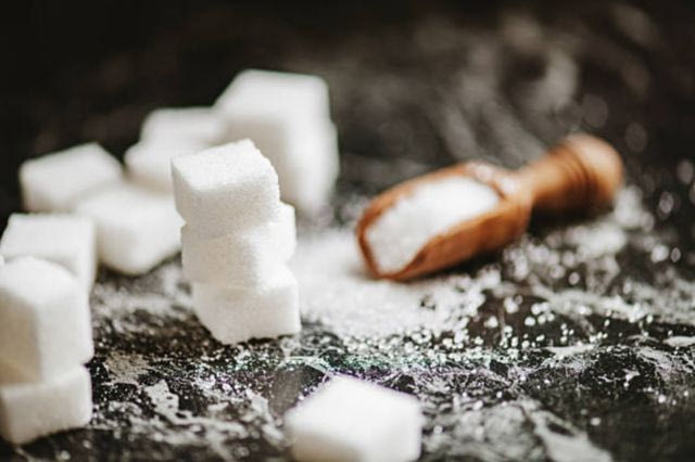 Τι θα συμβεί στο σώμα σου αν φας πολλή ζάχαρη