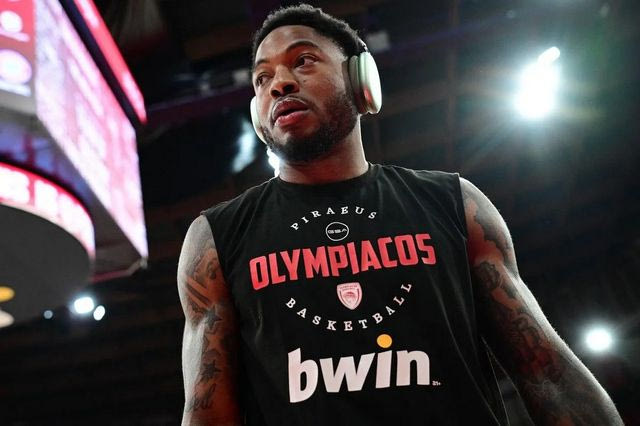 Ταϊρίκ Τζόουνς: Τα VIDEO του SPORT24 από την προθέρμανσή του πριν το ντεμπούτο με τη φανέλα του Ολυμπιακού