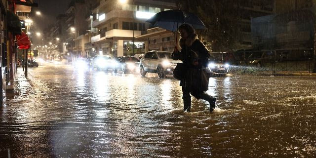 Κακοκαιρία: Ισχυρές καταιγίδες στην Αττική – Προβλήματα σε πολλές περιοχές της χώρας