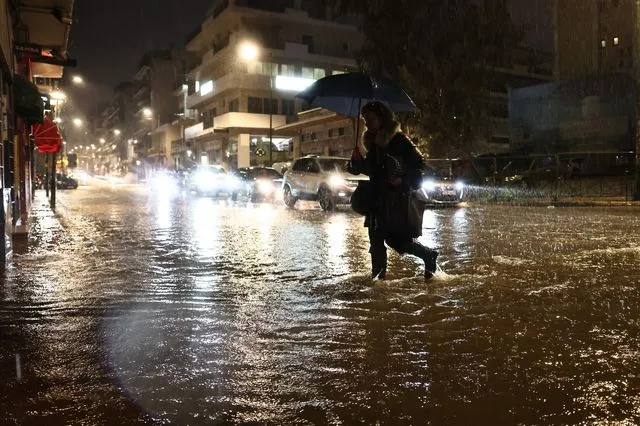 Κακοκαιρία: Ισχυρές καταιγίδες στην Αττική – Προβλήματα σε πολλές περιοχές της χώρας