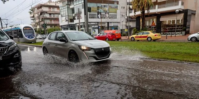 Κακοκαιρία με βροχές και καταιγίδες – Οι περιοχές σε “κόκκινο συναγερμό”
