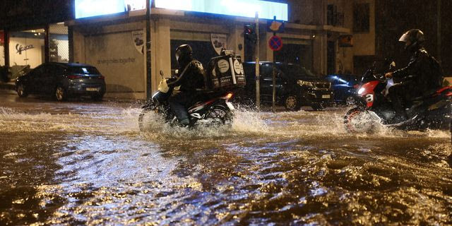 Κακοκαιρία: 112 στον Ασπρόπυργο – Υπερχείλισε το ρέμα Αγίου Ιωάννη, εκκενώνεται η Γκορύτσα