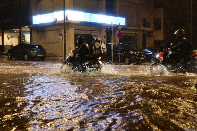 Κακοκαιρία: 112 στον Ασπρόπυργο – Υπερχείλισε το ρέμα Αγίου Ιωάννη, εκκενώνεται η Γκορύτσα