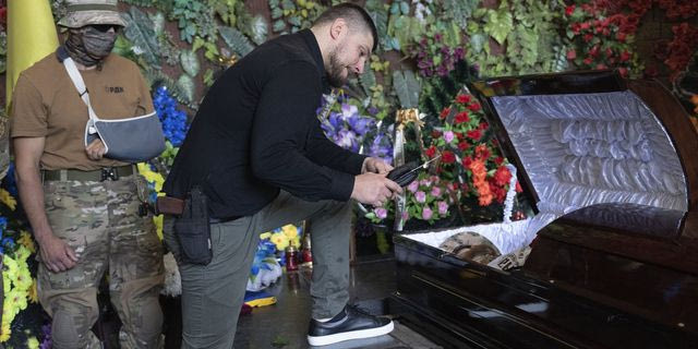 O Ντένις Καπούστιν σε κηδεία φίλου του στο Κίεβο