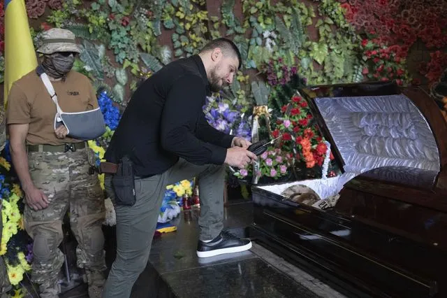 O Ντένις Καπούστιν σε κηδεία φίλου του στο Κίεβο