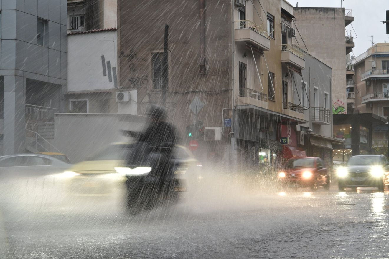 Ισχυρή καταιγίδα στην Αττική – Νέο έκτακτο δελτίο της ΕΜΥ για την κακοκαιρία