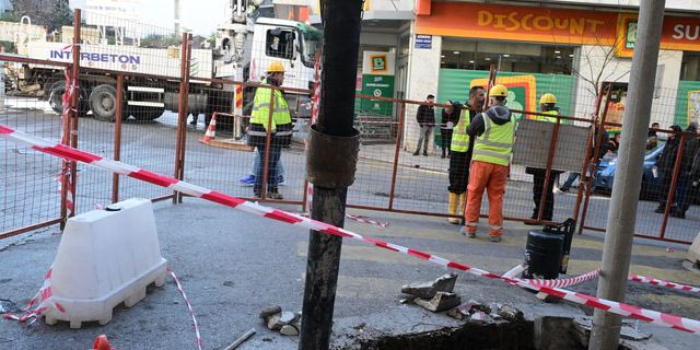 Καθίζηση στη Βασιλέως Γεωργίου: Άνοιξε τρύπα στο έδαφος και “ρούφηξε” κολώνα – Βίντεο