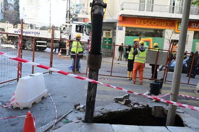 Καθίζηση στη Βασιλέως Γεωργίου: Άνοιξε τρύπα στο έδαφος και “ρούφηξε” κολώνα – Βίντεο