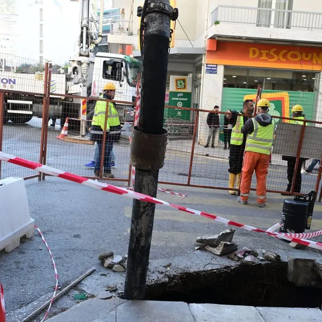 Καθίζηση στη Βασιλέως Γεωργίου: Άνοιξε τρύπα στο έδαφος και “ρούφηξε” κολώνα