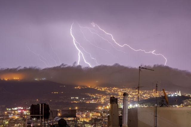 Κακοκαιρία: Πάνω από 43.000 κεραυνοί τη Δευτέρα – Πού έριξε την περισσότερη βροχή