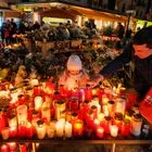 Κεριά στη μνήμη των θυμάτων που σκοτώθηκαν στη φωτιά σε μπαρ του Κραν Μοντανά