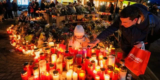 Κεριά στη μνήμη των θυμάτων που σκοτώθηκαν στη φωτιά σε μπαρ του Κραν Μοντανά