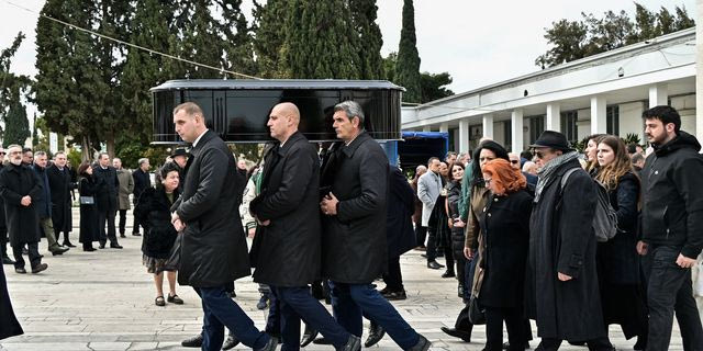 Κηδεία Μέλπως Ζαρόκωστα: Συγγενείς και φίλοι αποχαιρετούν την ηθοποιό