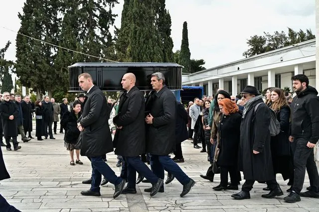 Κηδεία Μέλπως Ζαρόκωστα: Συγγενείς και φίλοι αποχαιρετούν την ηθοποιό