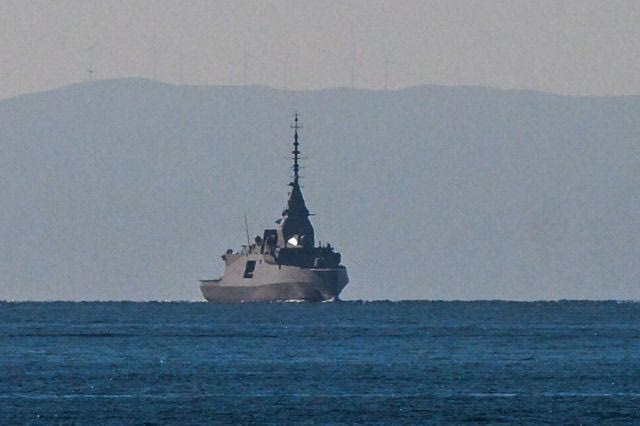 LIVE ΕΙΚΟΝΑ: Η φρεγάτα “Κίμων” πλησιάζει στο Τροκαντερό – Η τελετή υποδοχής