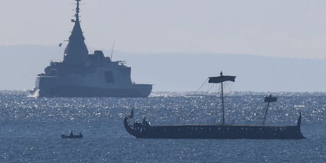 LIVE ΕΙΚΟΝΑ: Η υποδοχή της φρεγάτας “Κίμων” – Ιστορική ημέρα για το Πολεμικό Ναυτικό