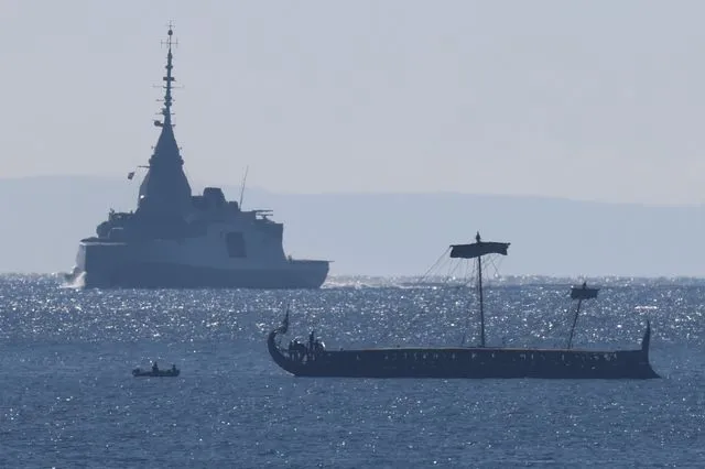 LIVE ΕΙΚΟΝΑ: Η υποδοχή της φρεγάτας “Κίμων” – Ιστορική ημέρα για το Πολεμικό Ναυτικό