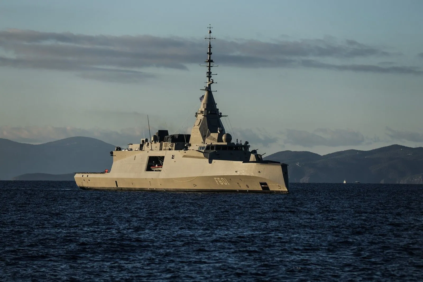 LIVE ΕΙΚΟΝΑ: Η υποδοχή της φρεγάτας 