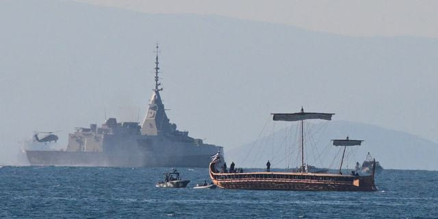 Η Ελλάδα υποδέχτηκε τη φρεγάτα “Κίμων” – Εντυπωσιακές εικόνες