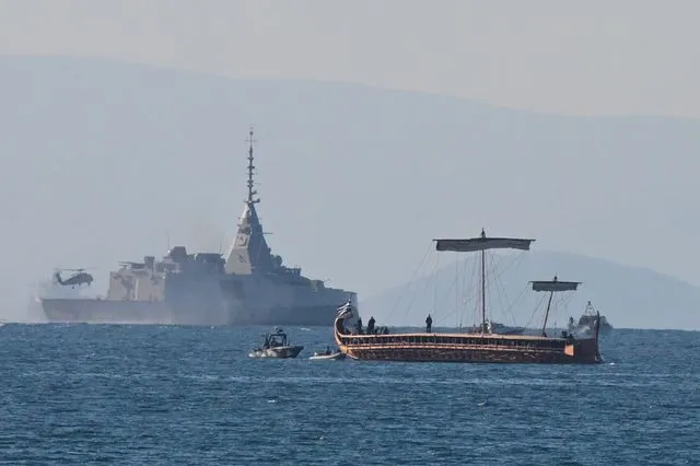 Η Ελλάδα υποδέχτηκε τη φρεγάτα “Κίμων” – Εντυπωσιακές εικόνες