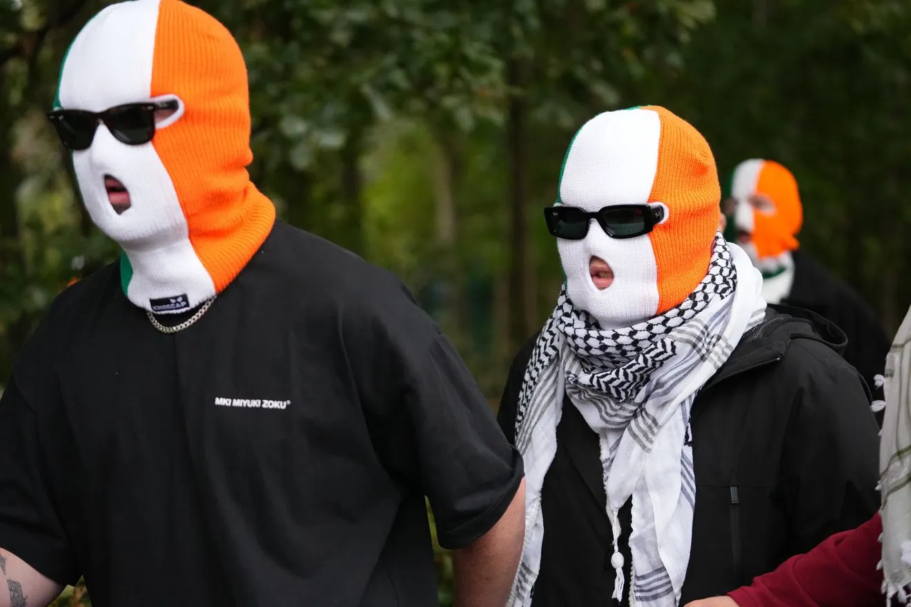 Οι Kneecap φτάνουν στο Woolwich Crown Court στο Λονδίνο