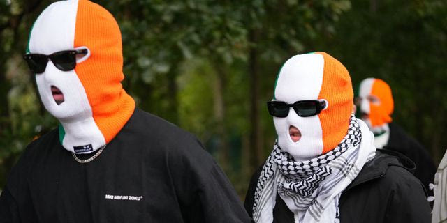 Οι Kneecap φτάνουν στο Woolwich Crown Court στο Λονδίνο