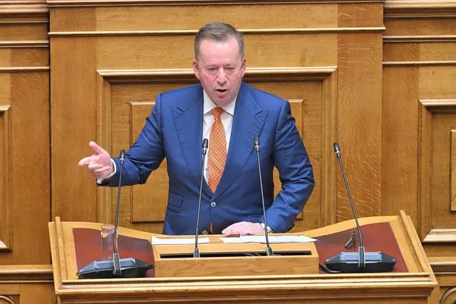 Ο Βασίλης Κόκκαλης στα έδρανα της Βουλής